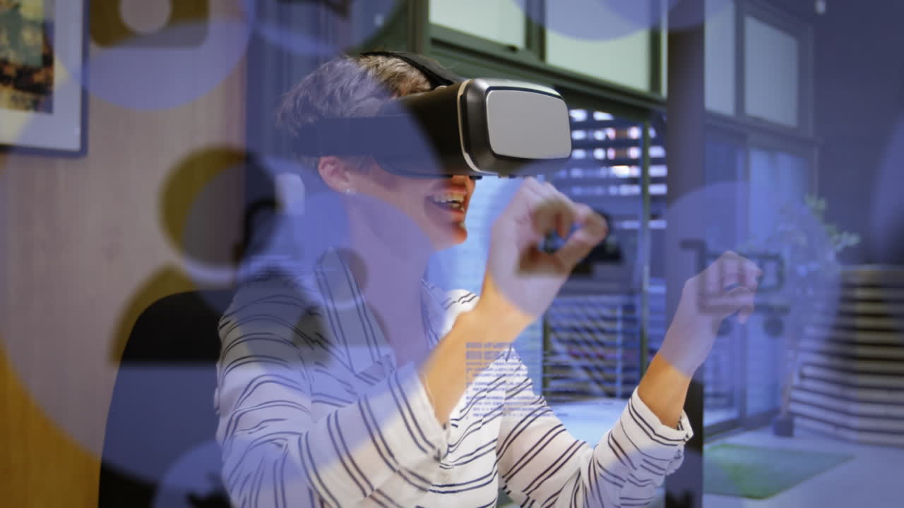 animación de iconos de redes sociales y procesamiento de datos sobre una mujer caucásica que usa auriculares vr