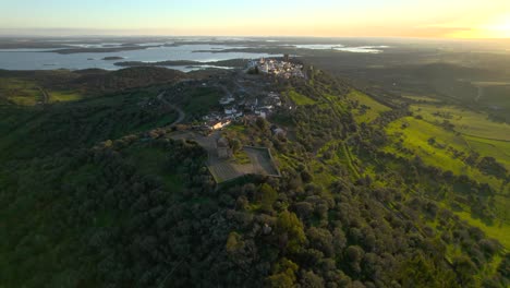 puesta de sol sobre el pueblo medieval de monsaraz