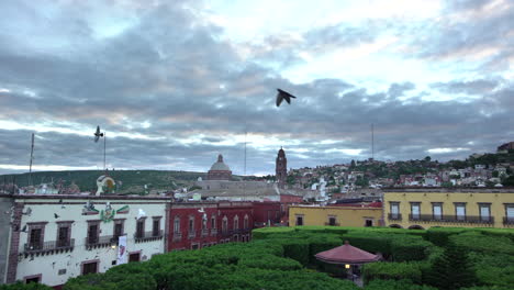 墨西哥瓜納胡阿托州聖米格爾·德·阿倫德 (san miguel de allende, guanajuato, mexico) 的晴天,市中心,雲和<unk>的背景