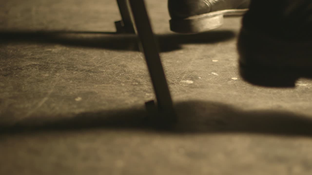 pisoteando y colocando una silla