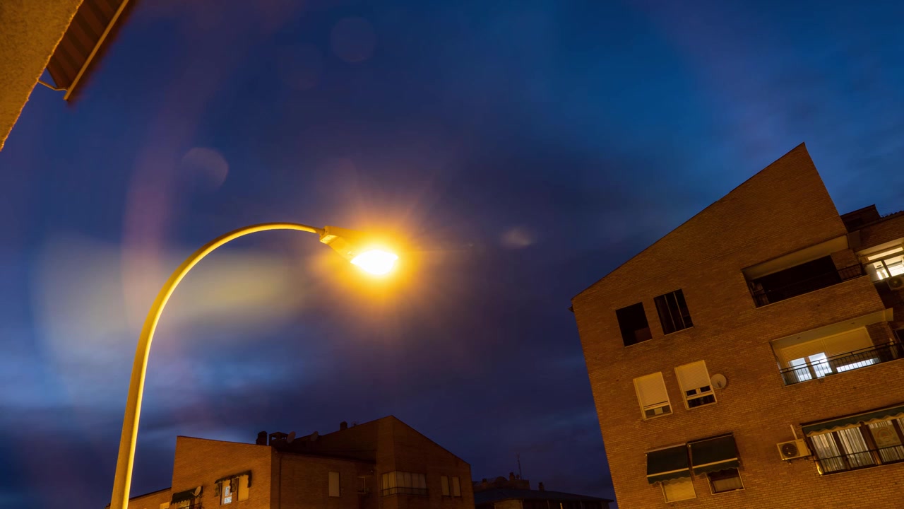 Timelapse de nubes pasando por encima de edificios residenciales.