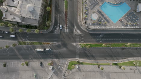 Video-Aéreo-Estático-De-Una-Intersección-Junto-A-La-Costa-En-Tel-Aviv,-Israel.