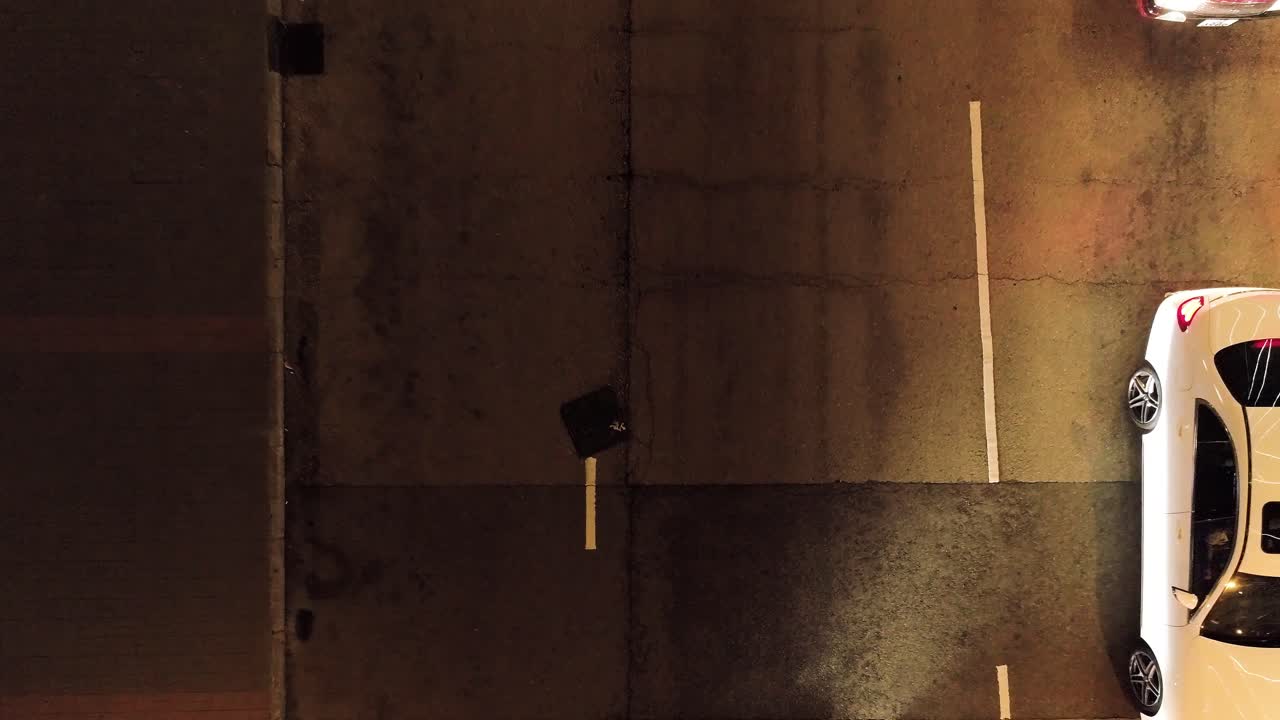 교통과 함께 야간 도시 거리 전망