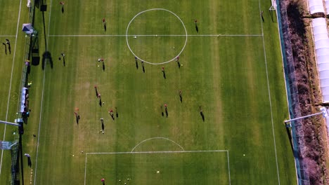 Sesión-De-Entrenamiento-De-Fútbol,-Tiro-Aéreo-A-Vista-De-Pájaro