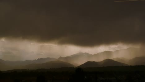 Timelapse-De-Montañas-Con-Transición-De-Una-Ciudad-Soleada-A-Una-Tormenta-De-Lluvia-4k