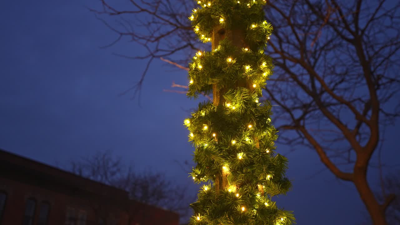 Julepynt bundet til en gadelampe i Bowmanville centrum med lys.