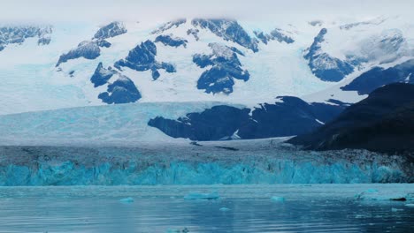enorme glaciar antártico desprendiéndose del mar
