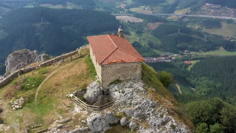 Vista-Aérea-De-Drones-De-La-Ermita-De-Aitzorrotz-En-La-Cima-De-Una-Montaña-En-El-País-Vasco