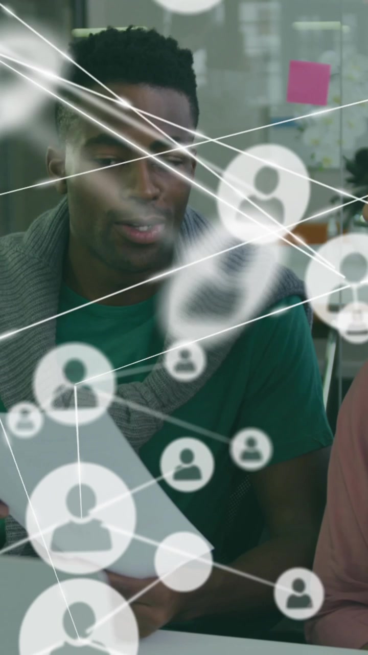 Animazione di una rete di connessioni con icone su diverse persone d'affari in ufficio.