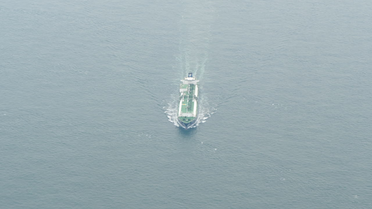 buque cisterna navegando en aguas abiertas, vista aérea