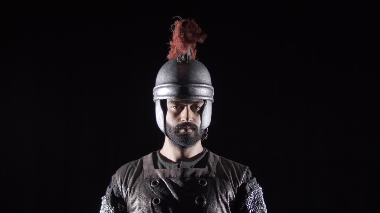 un soldado romano guerrero con fondo negro.