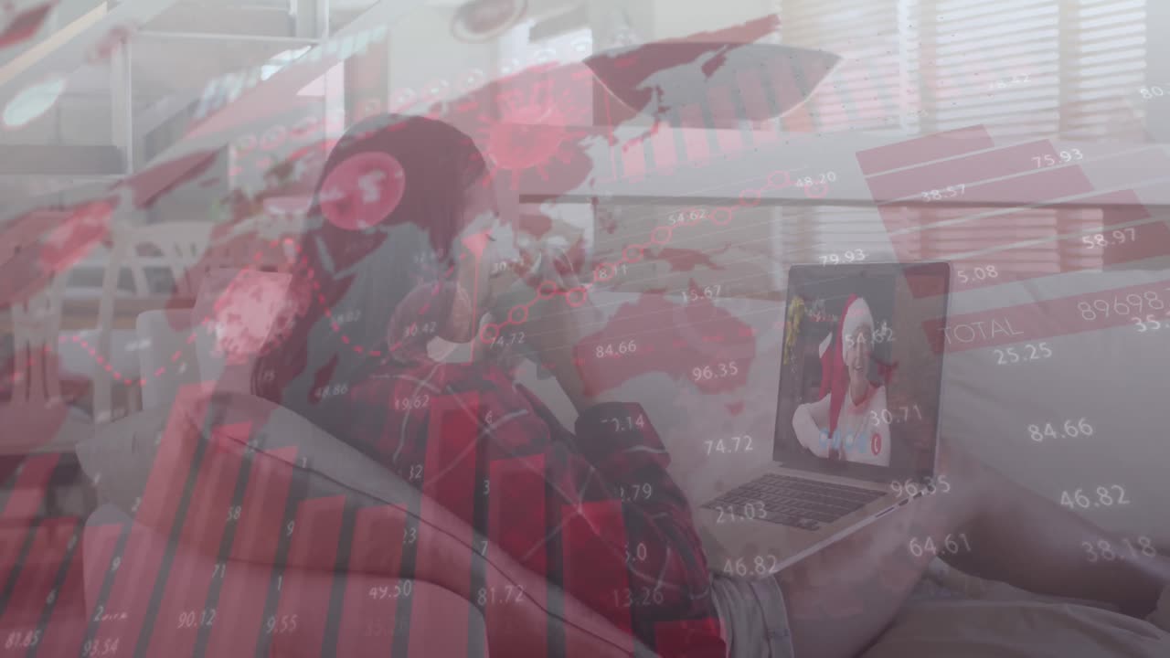 세계 지도 데이터 처리 및 코로나 19 바이러스 세포의 애니메이션 여성이 노트북을 사용합니다.