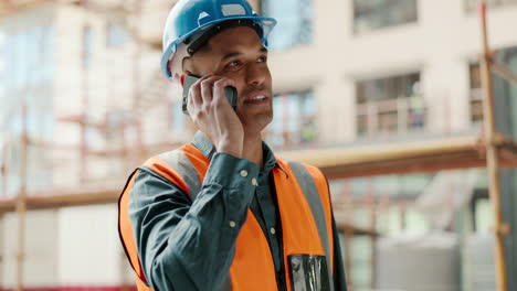 trabajador de la construcción en una llamada telefónica en un sitio de construcción