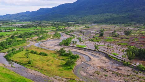 paisaje de un terreno agrícola en el sur de leyte, filipinas