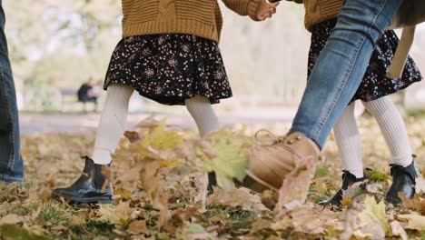 Nahaufnahme-Einer-Familie,-Die-Im-Herbstwald-Spaziert