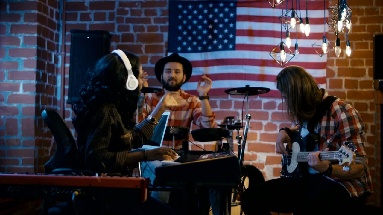 다양한 음악가들이 음악을 작곡합니다.