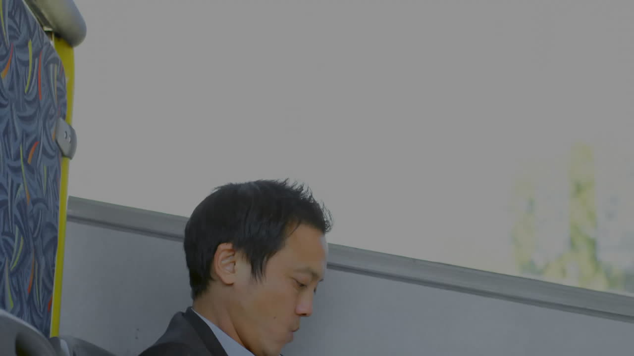 버스에서 아시아 사업가에 대한 금융 데이터 처리의 애니메이션