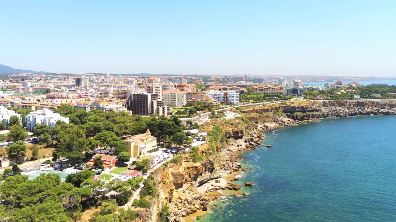 Luftfoto fra Cascais kyst med Cascais bybillede i baggrunden, Portugal