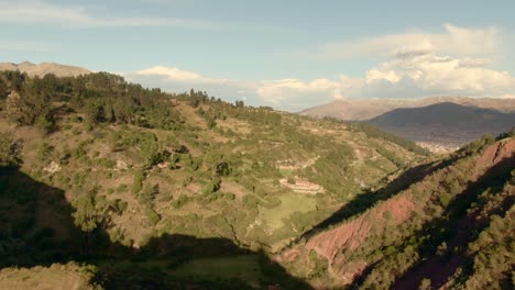 Vuelo-Hacia-Fundo-Eureka,-Exuberantes-Montañas-Verdes-En-Cusco,-Perú---Disparo-De-Drone