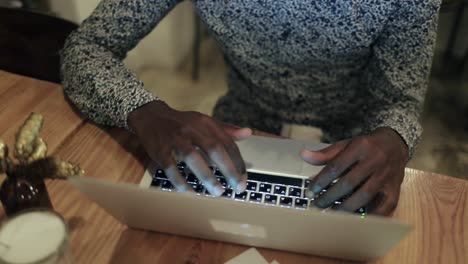 Hombre-Afroamericano-Usando-Una-Computadora-Portátil-En-La-Cafetería