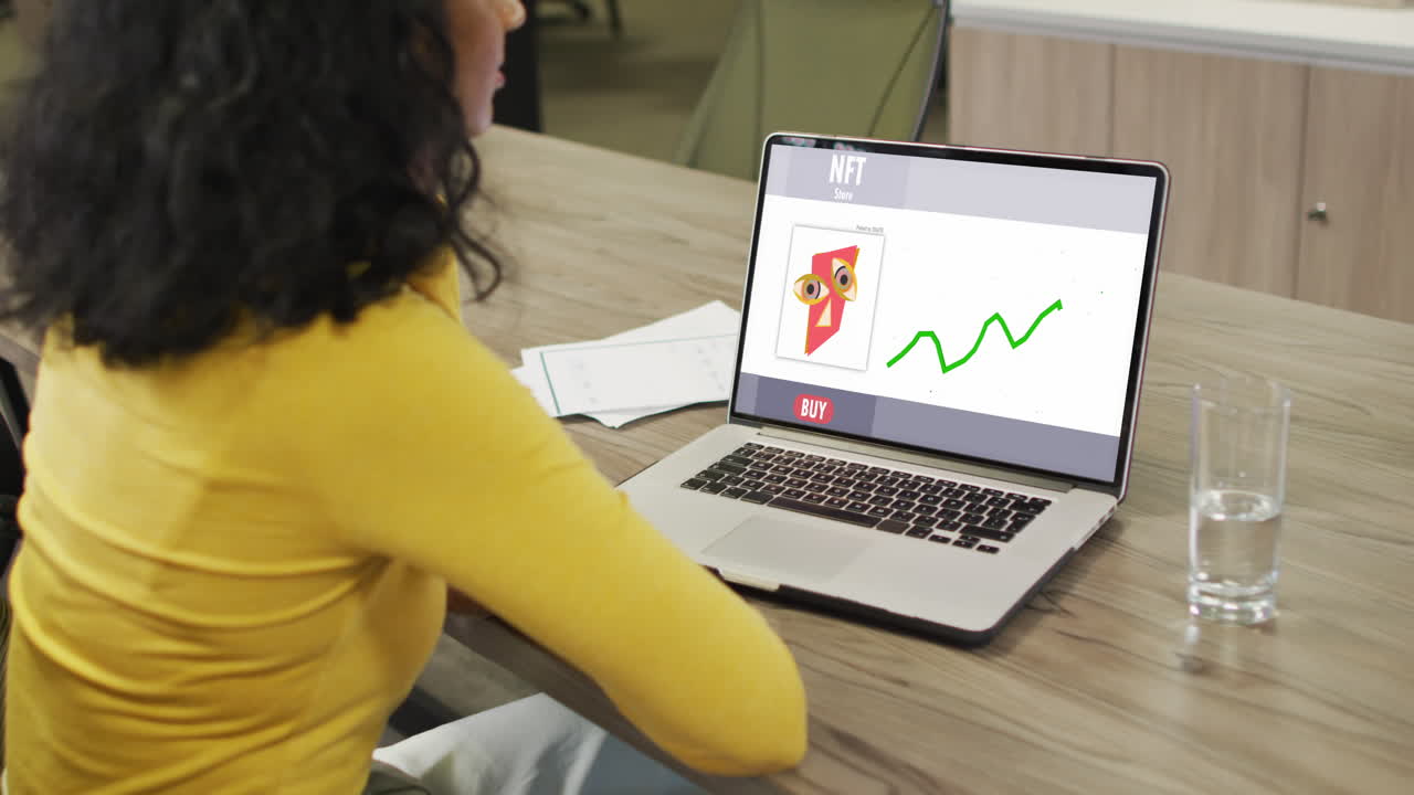 mujer de negocios afroamericana usando una computadora portátil para llamadas de video con procesamiento de datos