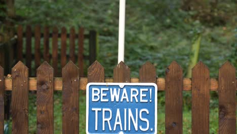 Cuidado-Con-El-Letrero-De-Los-Trenes-En-Una-Pequeña-Y-Linda-Estación-De-Tren-En-Peak-District,-Gran-Bretaña,-En-4k