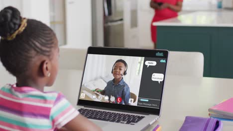 Chica-Afroamericana-En-Una-Computadora-Portátil-Aprendiendo-En-Línea-Con-Un-Colegial-Afroamericano