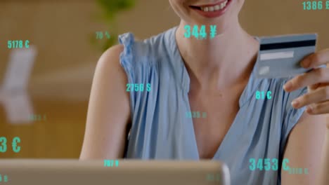 animación del procesamiento de datos sobre una mujer de negocios caucásica que usa una computadora portátil