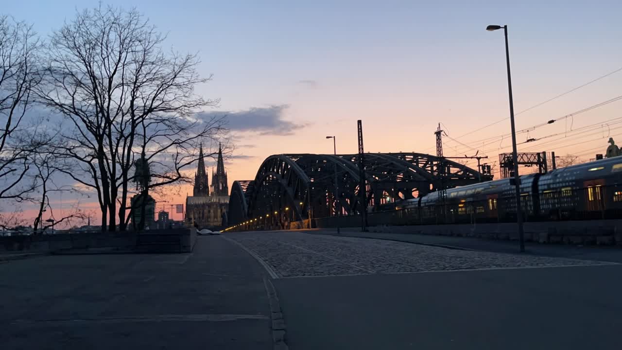 Duomo di Colonia con ponte di sera al tramonto