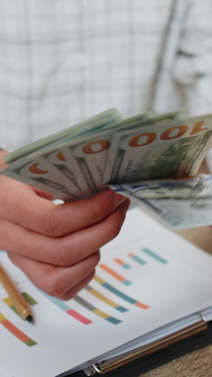 Primer plano de las manos de un hombre de negocios contando dinero en efectivo, comprobando el salario, disfrutando de la riqueza y las ganancias.