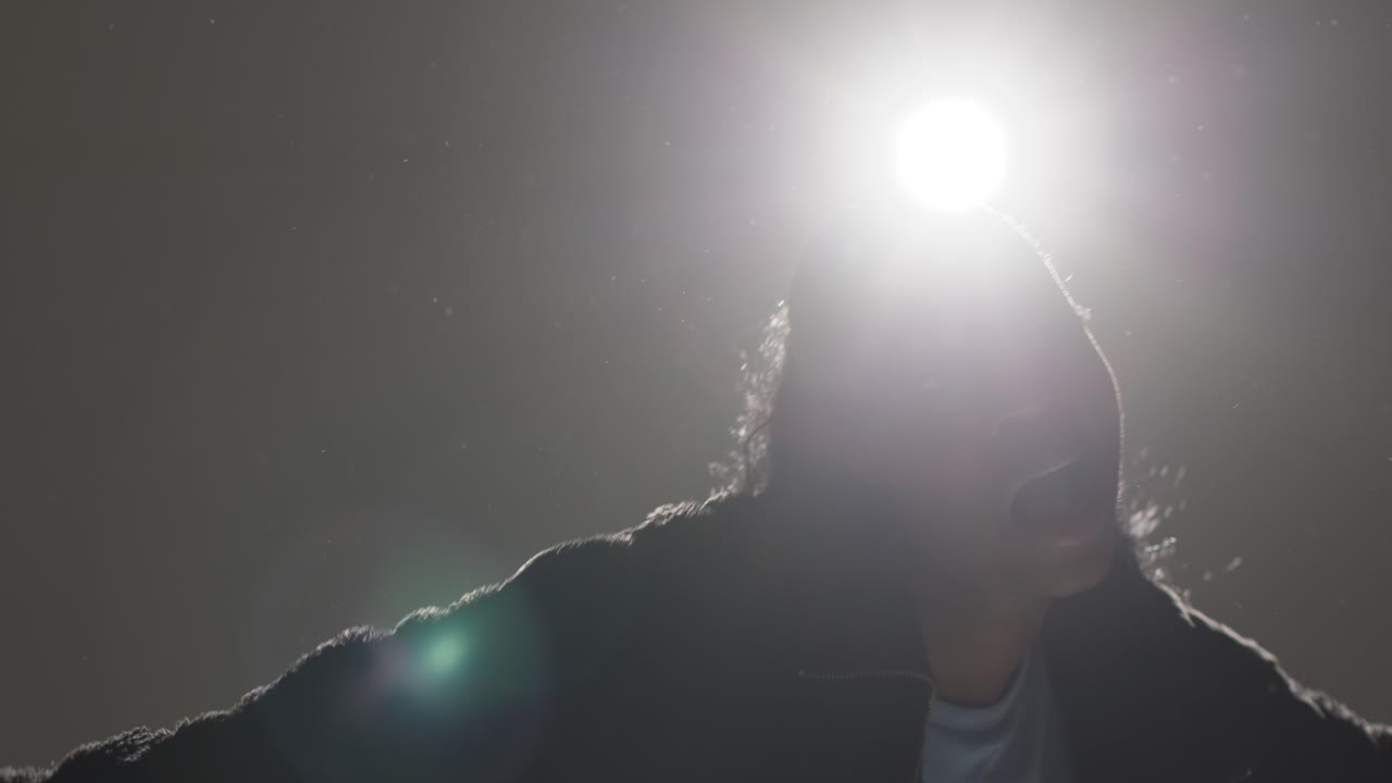 스포트라이트에서 거리 춤을 추는 젊은 여성의 스튜디오 초상화 촬영 2