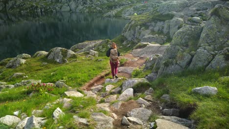 a mulher do turista esportivo vai caminhar perto de um lago azul