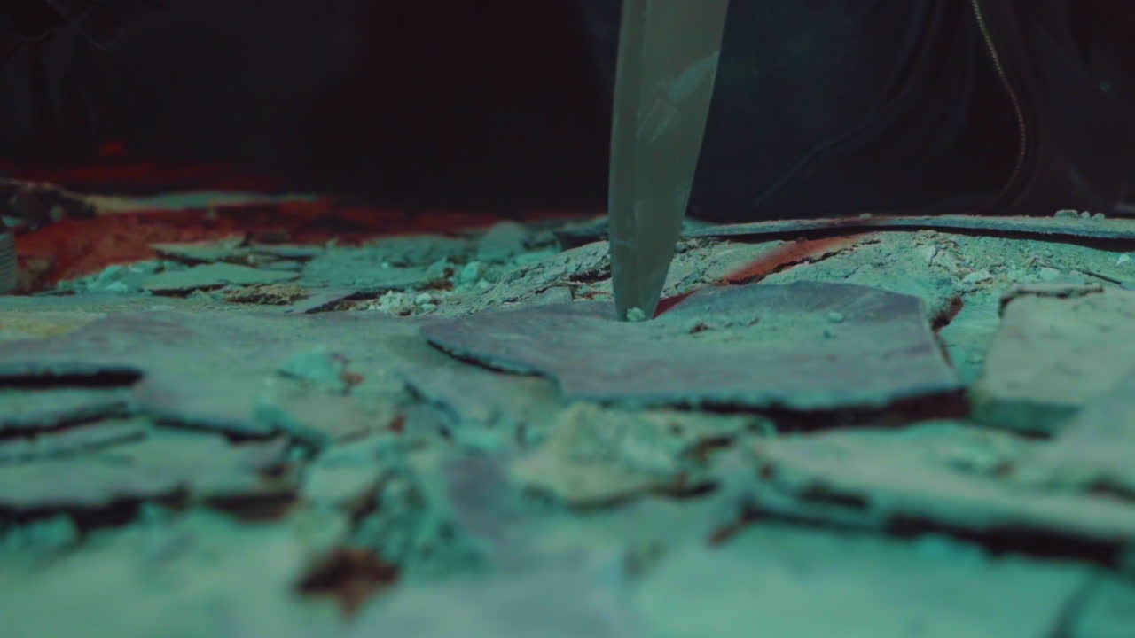 cuchillo apuñalando en escombros