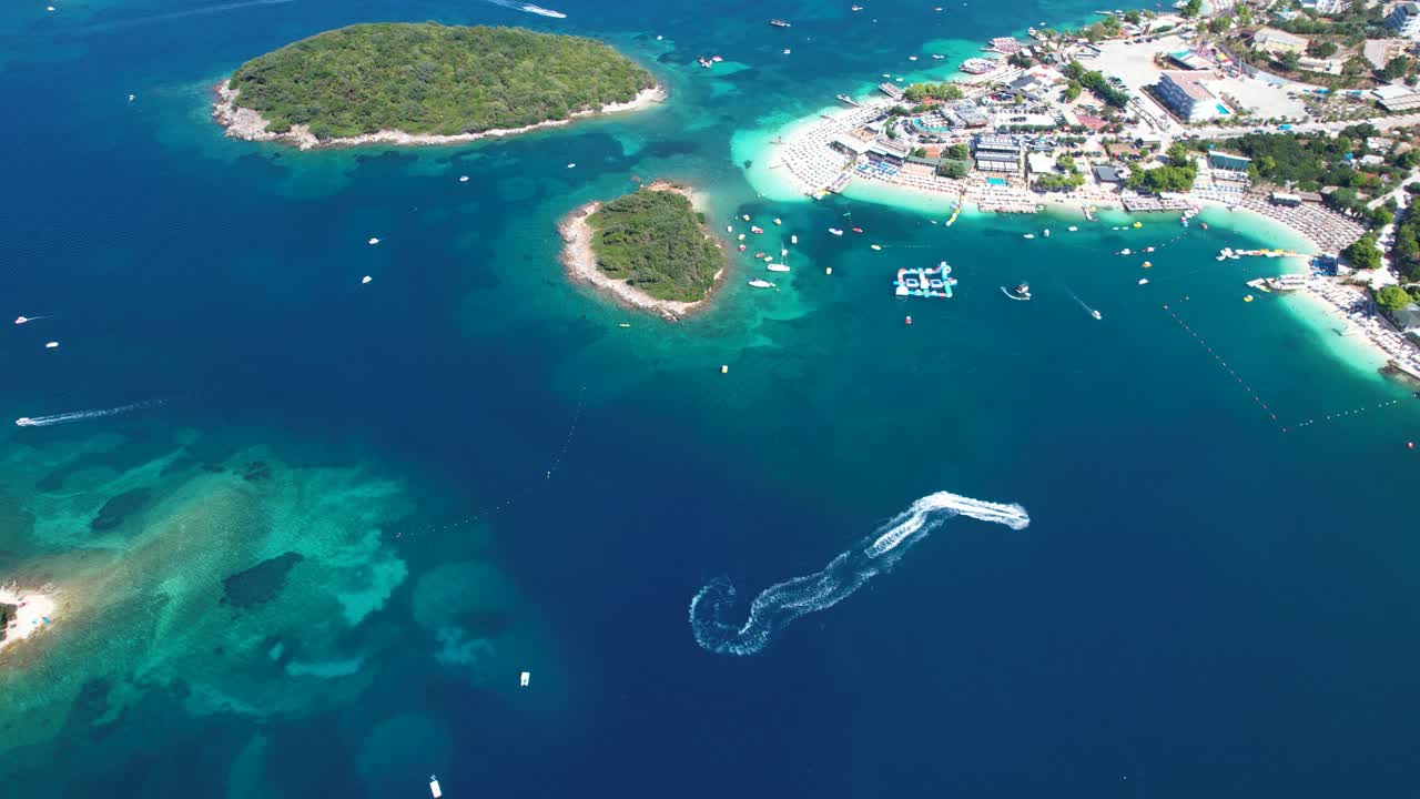 ksamil 섬의 아름다운 해안선을 따라 푸른 바다를 통해 모터 보트 추적, 궁극적인 여름 휴가 목적지, 여름 모험