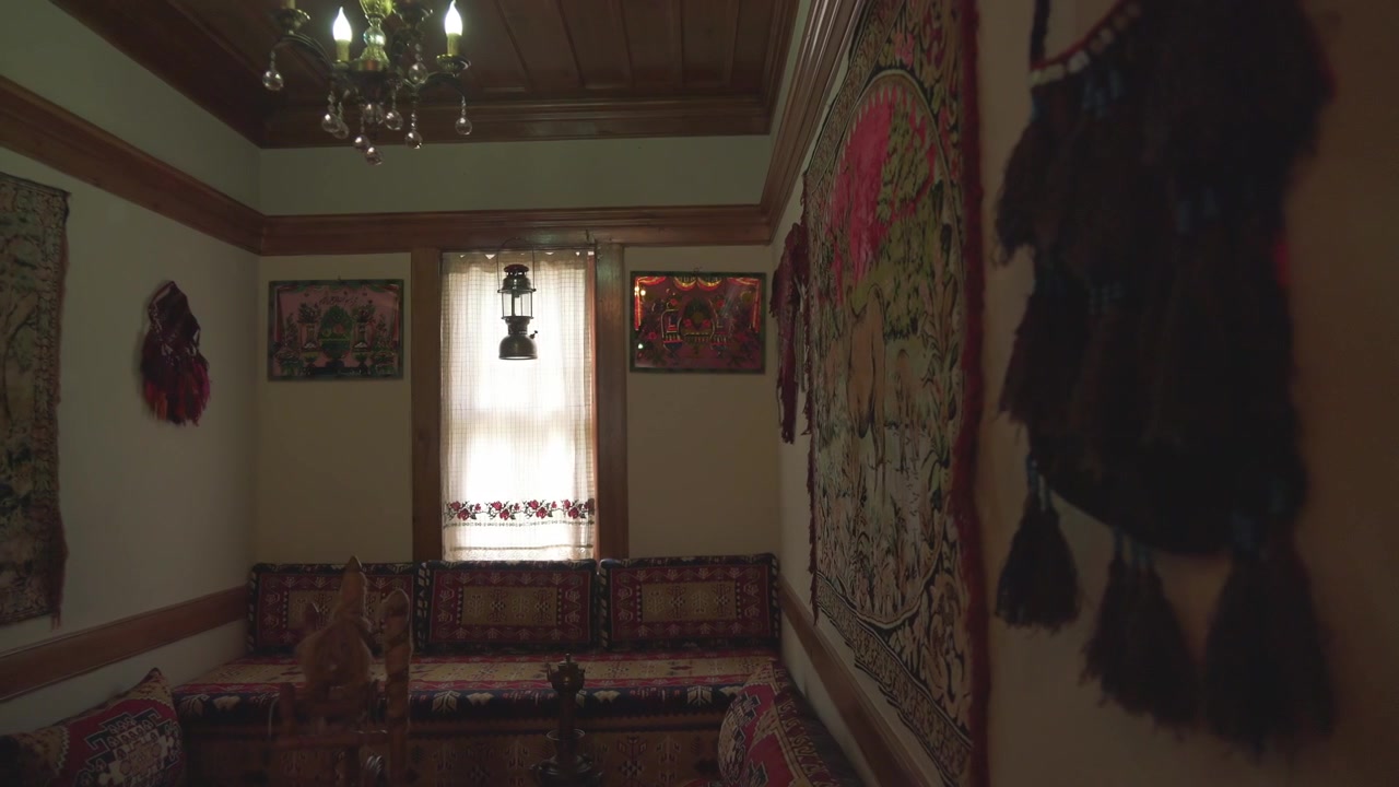 Interno di soggiorno tradizionale turco con decorazioni ornate