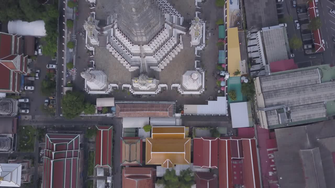 vista aérea de un complejo de templos budistas en tailandia