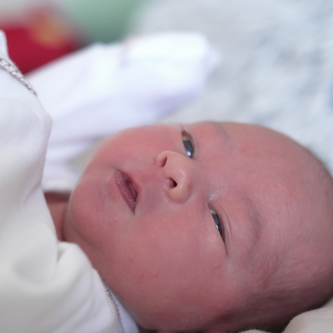Close-up de um bebê recém-nascido pequeno e fofo. Bebê recém-nascido dormindo. Conceito de infância