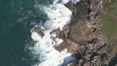 Beste-Schaumige-Welle-Aus-Der-Luft,-Die-Gegen-Die-Felsen-Kracht