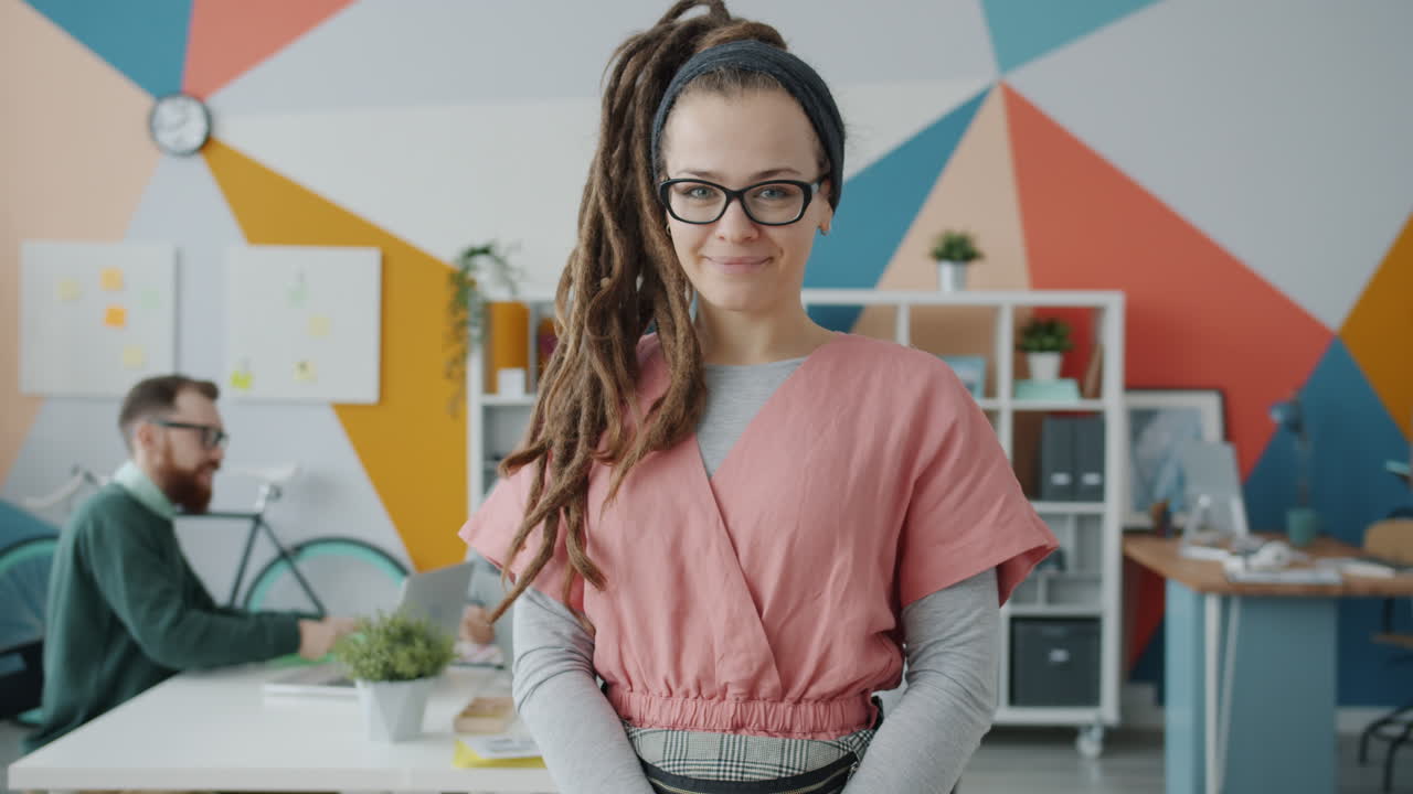 mujer en una oficina moderna