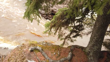 Fluss-Und-Wasserfall-In-Der-Landschaft-Von-Nord-Minnesota