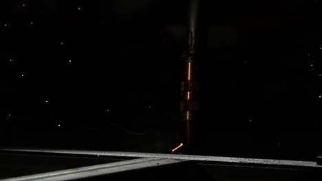 comenzando la soldadura con chispas volando por todas partes en súper cámara lenta con fondo industrial