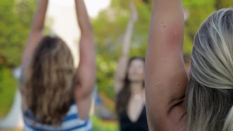 Las-Mujeres-Hacen-Yoga-En-El-Parque