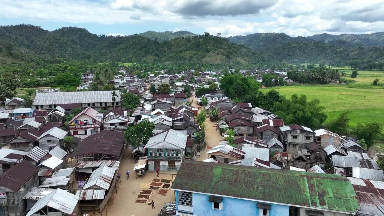 ภาพมุมสูงของหมู่บ้านอัมบินานิเตโล มาดากัสการ์