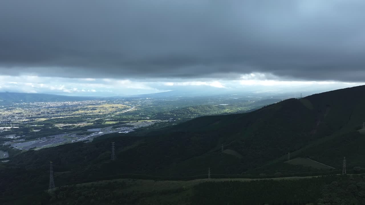 야마나카 호수 주변 풍경, 구름이 많은 날, 일본.