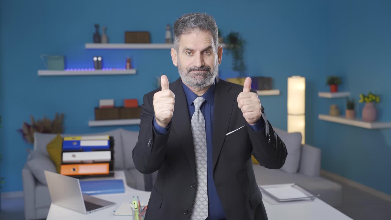 hombre de negocios exitoso mirando a la cámara, usando expresiones de confianza y firmeza.