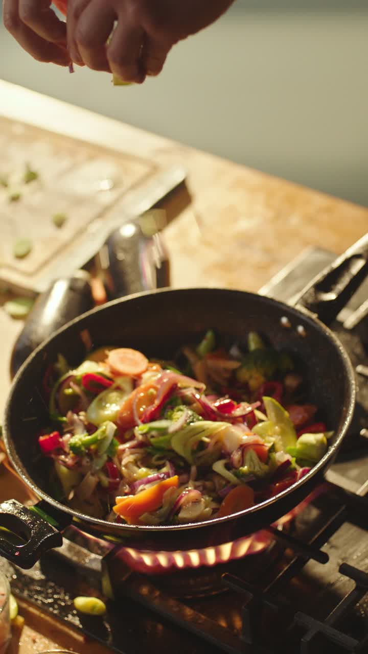 freír verduras en un wok