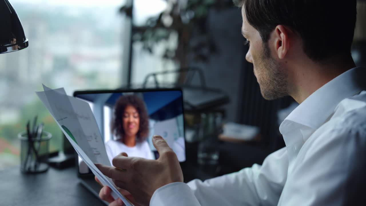 Videoconferenza con business trainer e donna vicino al laptop, primo piano