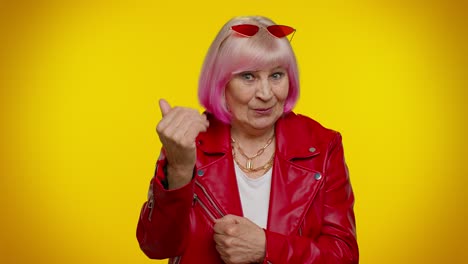 anciana abuela mayor mostrando un gesto de invitación con las manos, pide unirse, haciendo señas para venir