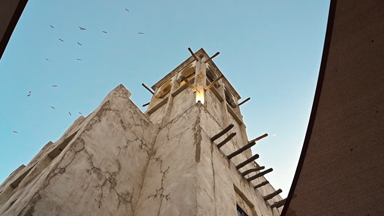 torre de viento tradicional en la antigua casa emiratí tradicional en el barrio histórico de al fahidi, dubai, emiratos árabes unidos