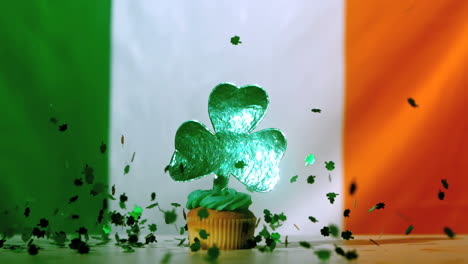 shamrock confeti cayendo en el día de san patricio pastel